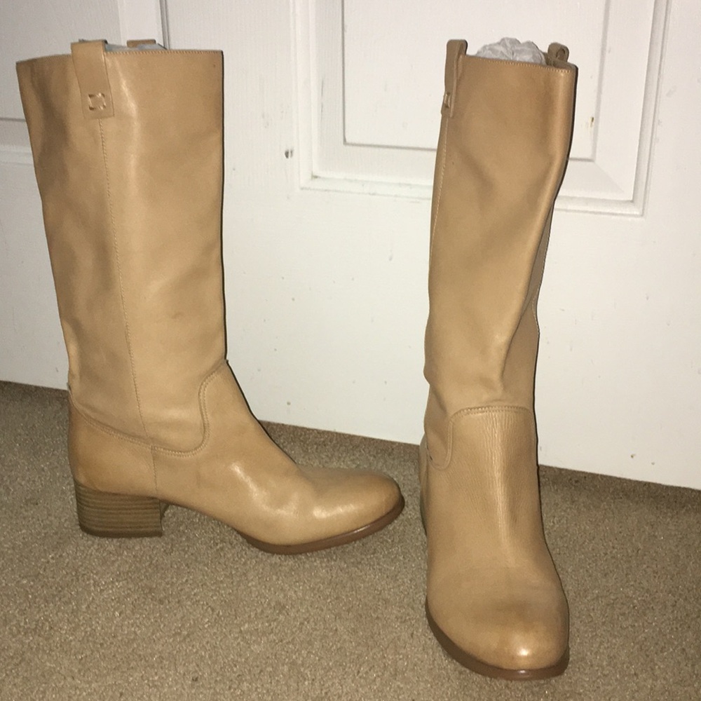 Tall boots with a small chunky heel 👢